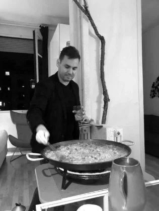 hombre-preparando-paella recuerdo1