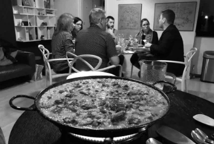 disfruta-de-una-paella-con-amigos Disfruta de una paella auténtica en Barcelona