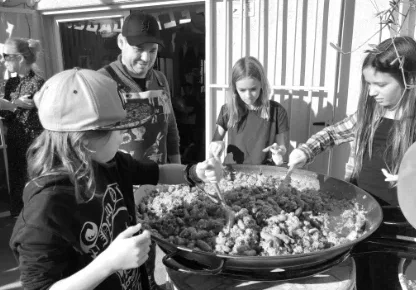 paella-con-amigos vive la auténtica experiencia de aprender a cocinar paella en barcelona